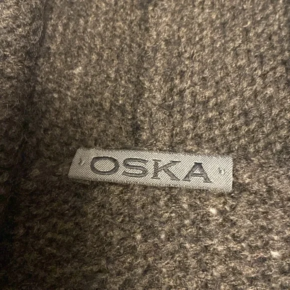 Gray Knitted Poncho with Ribbed Texture and High Neckline - Picture 4 of 5